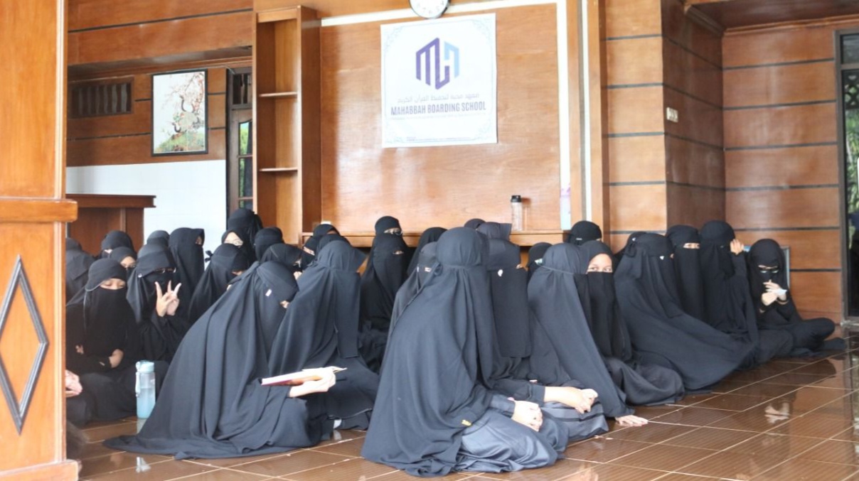 Walisantri Mahabbah Boarding School (MBS) Setorkan Hafalan Saat Penjengukan