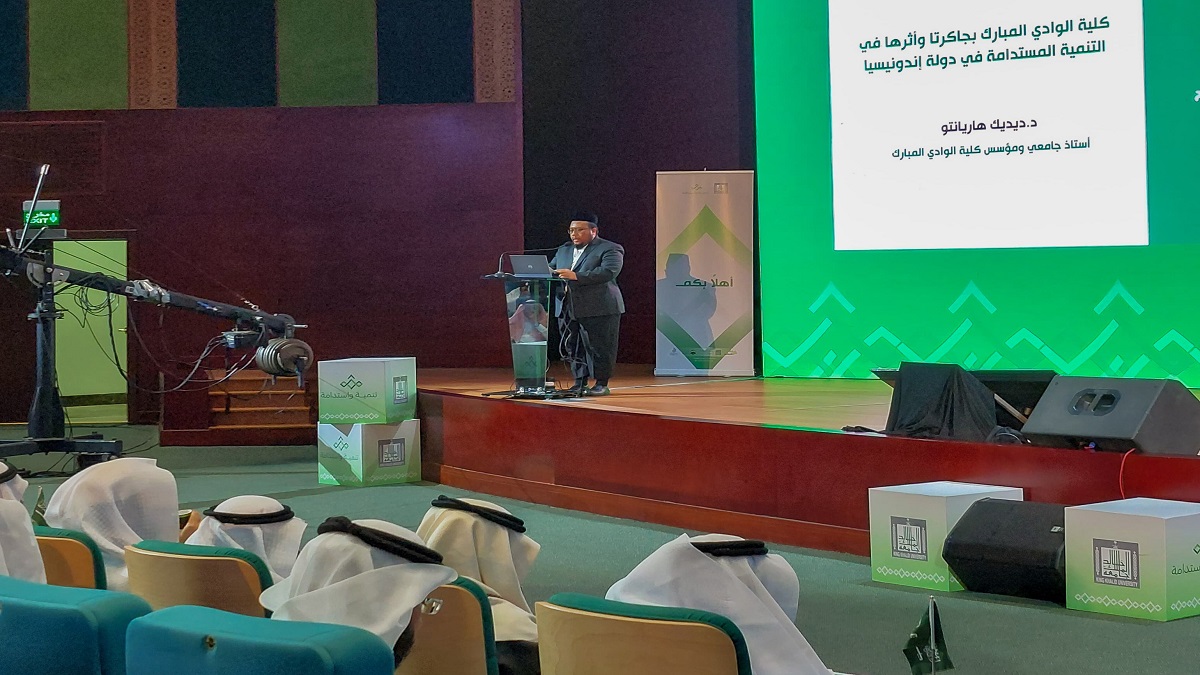 Pimpinan Islamic Center Wadi Mubarak, Menyampaikan Orasi Dalam Forum Ilmiah Internasional di Arab Saudi
