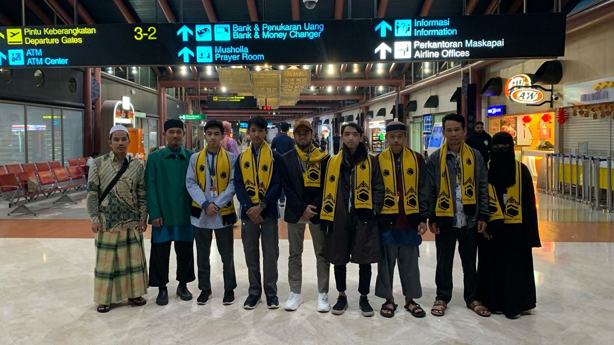 Penerima Hadiah Umroh Program Menghafal Hadits Bukhari-Muslim 2023 Berangkat Menuju Tanah Suci