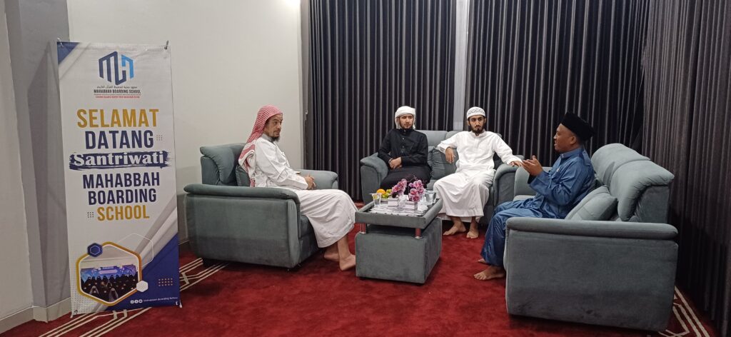 Kuliah umum bersama guru besar Universitas Thaiba Madinah di Mahabbah Boarding School