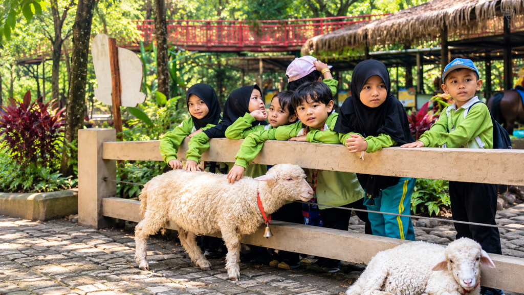 Siswa Mahabbah Qur'anic Preschool mengikuti kegiatan edukatif di alam terbuka bersama guru