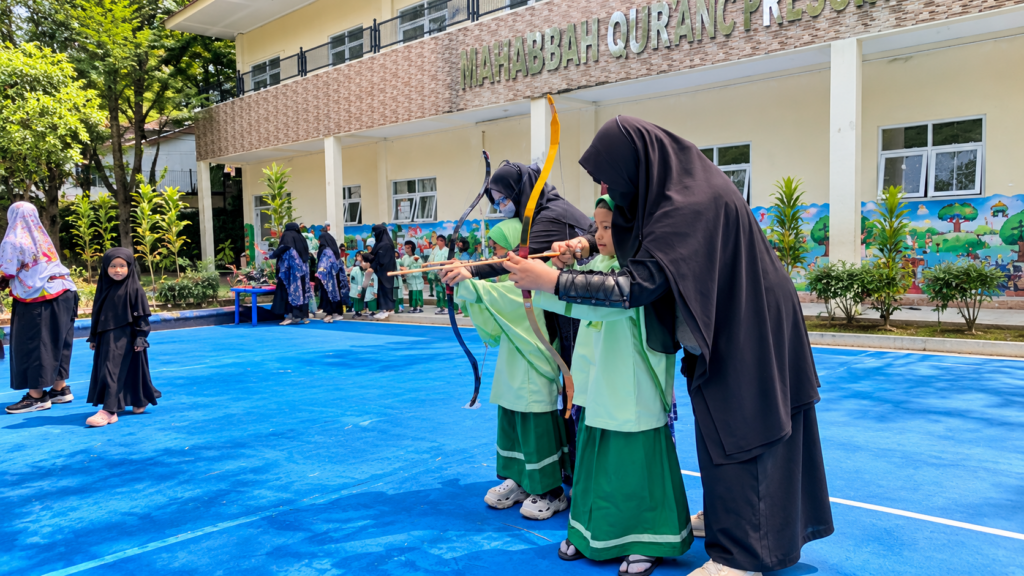 Kegiatan Ekskul Panahan di Lapangan Mahabbah Qur'anic Preschool
